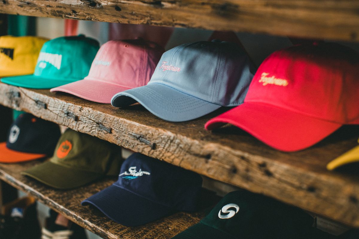 Gorras bordadas acomodadas en un exhibidor