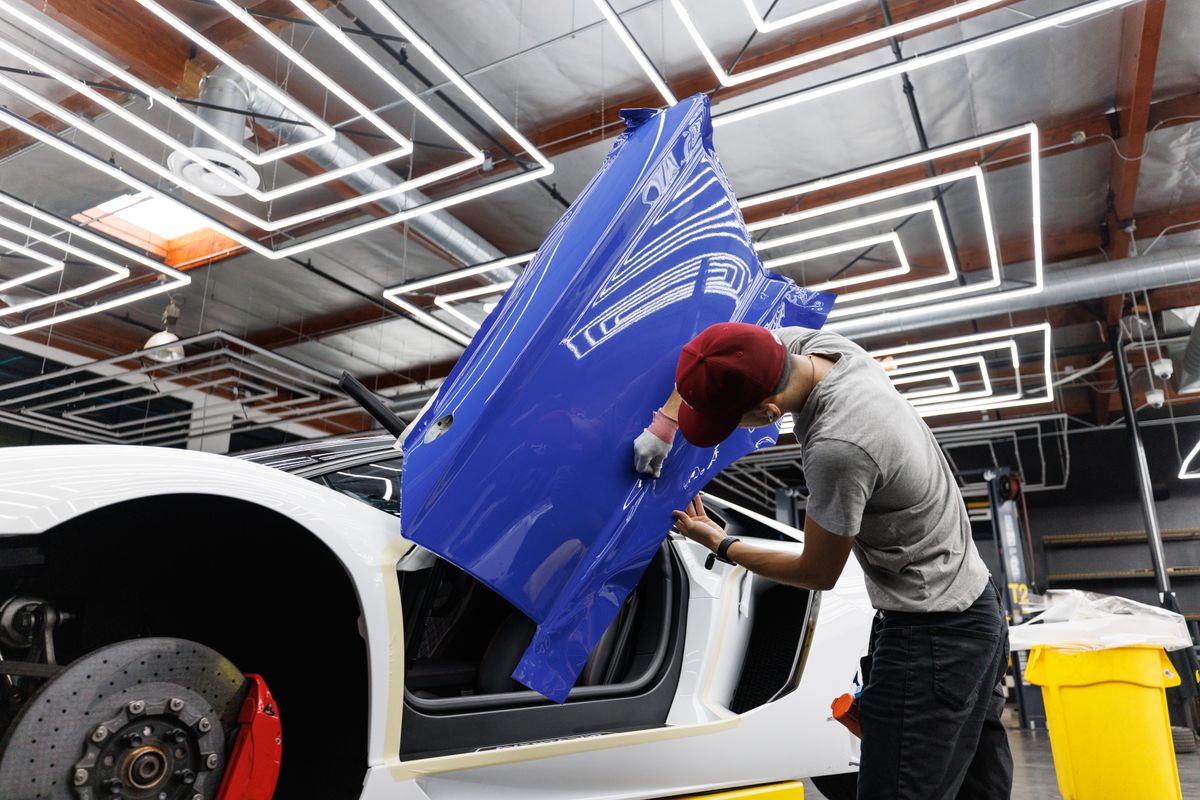 Instalación de vinil de rotulación sobre la puerta de una camioneta